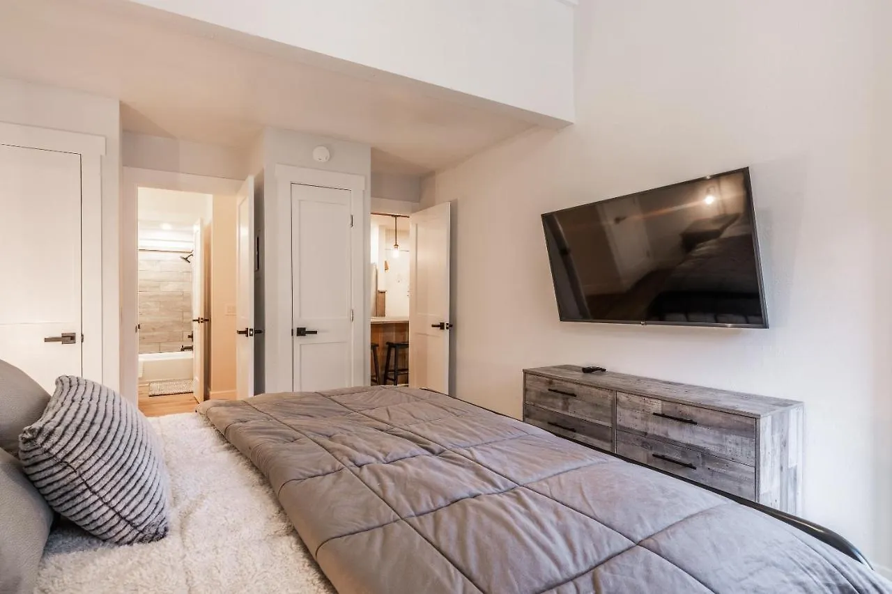 New Listing 2 Bedroom +Loft 2 Bath Summit E Bldg. #8 Condo Sleeps 8, Steps To Eagle Lodge/Chair #15 Mammoth Lakes