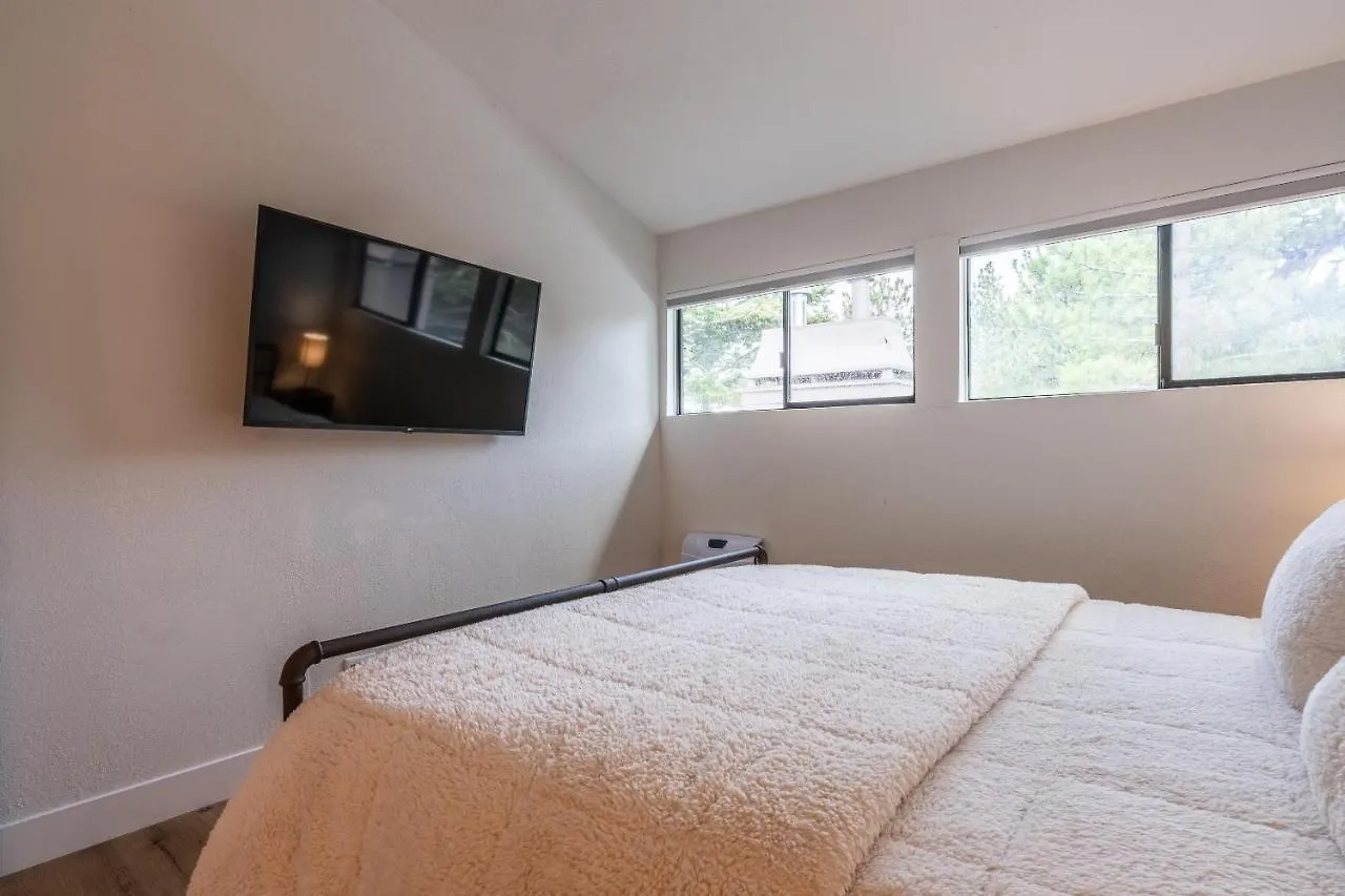 Casa de Férias New Listing 2 Bedroom +Loft 2 Bath Summit E Bldg. #8 Condo Sleeps 8, Steps To Eagle Lodge/Chair #15 Mammoth Lakes