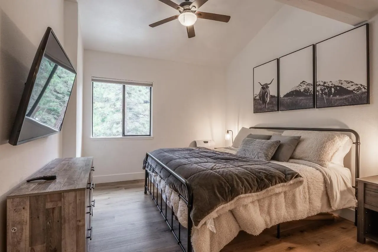 Holiday home New Listing 2 Bedroom +Loft 2 Bath Summit E Bldg. #8 Condo Sleeps 8, Steps To Eagle Lodge/Chair #15 Mammoth Lakes United States