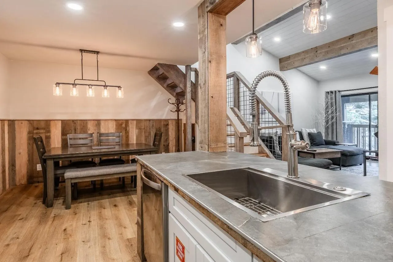 New Listing 2 Bedroom +Loft 2 Bath Summit E Bldg. #8 Condo Sleeps 8, Steps To Eagle Lodge/Chair #15 Mammoth Lakes 0*,  United States